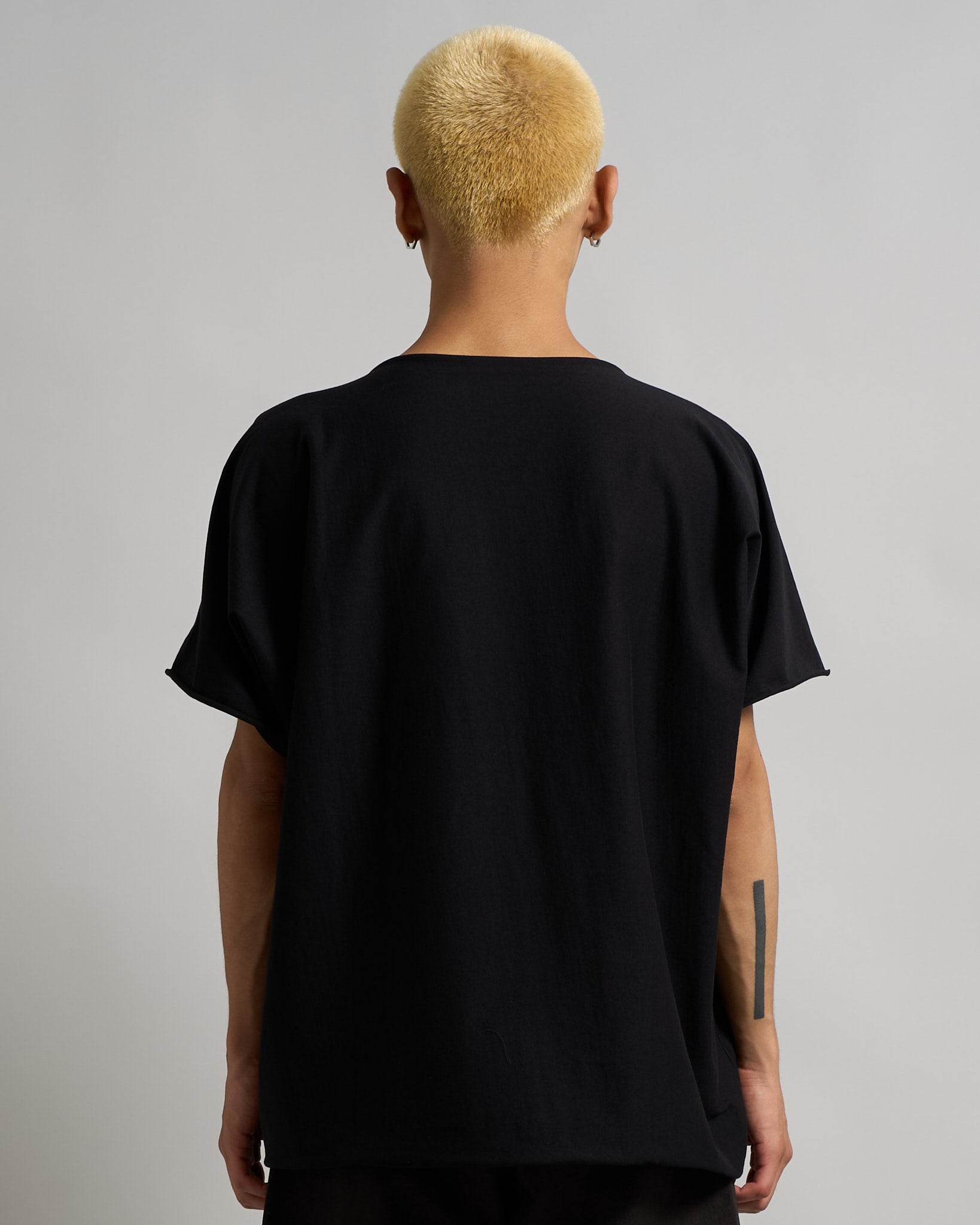 T-Shirt Scollo a barca taglio vivo