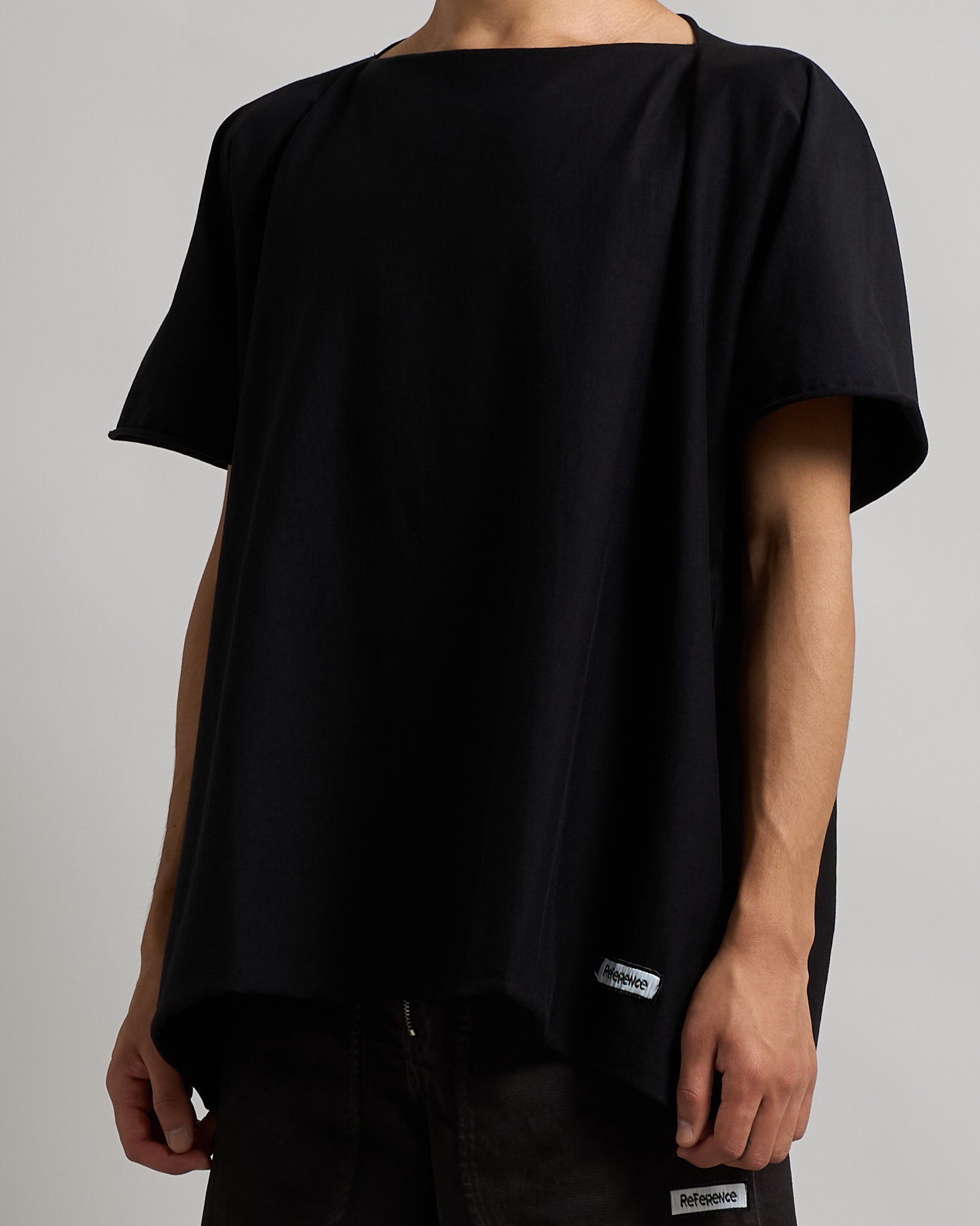 T-Shirt Scollo a barca taglio vivo