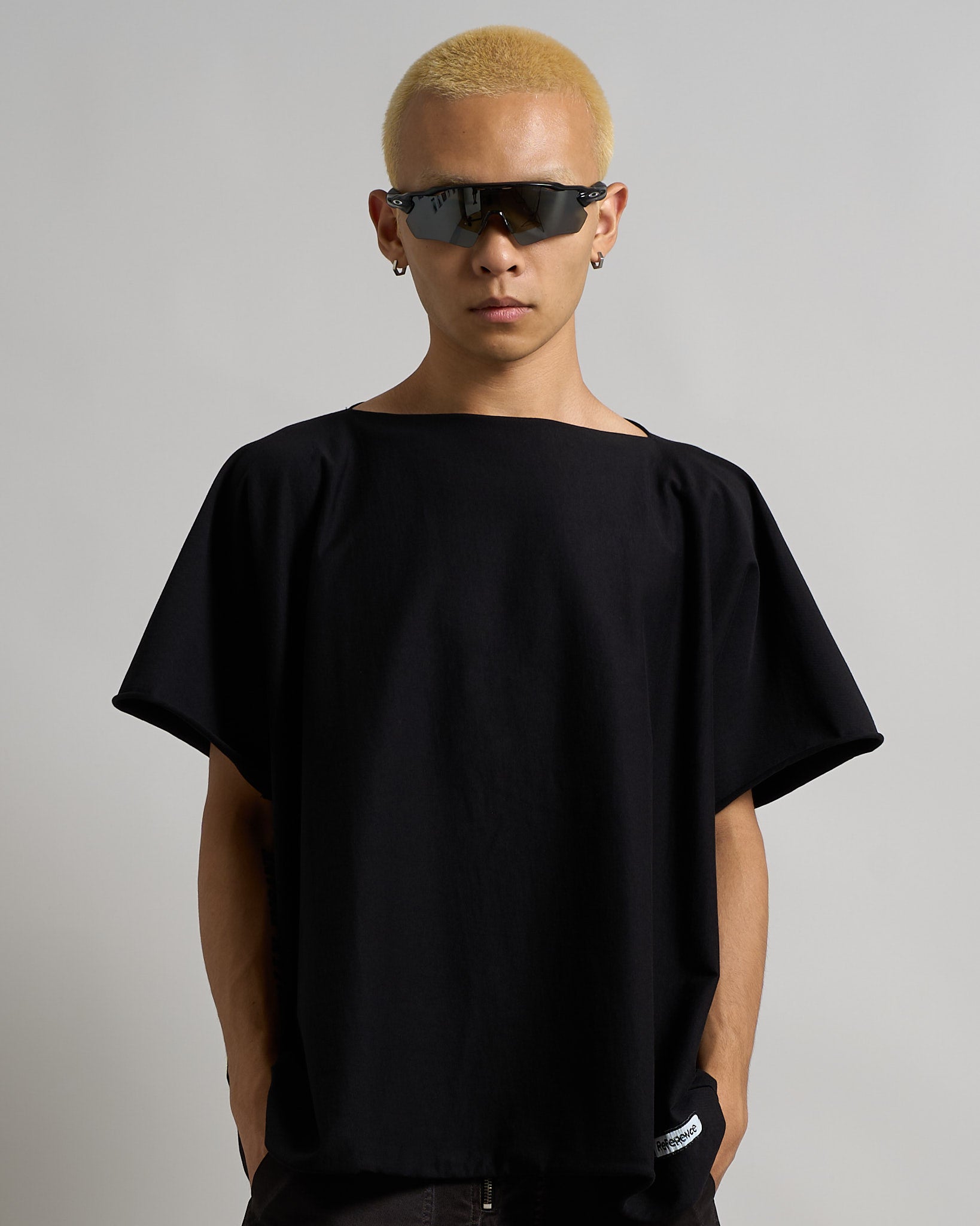 T-Shirt Scollo a barca taglio vivo