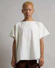 T-Shirt Scollo a barca taglio vivo