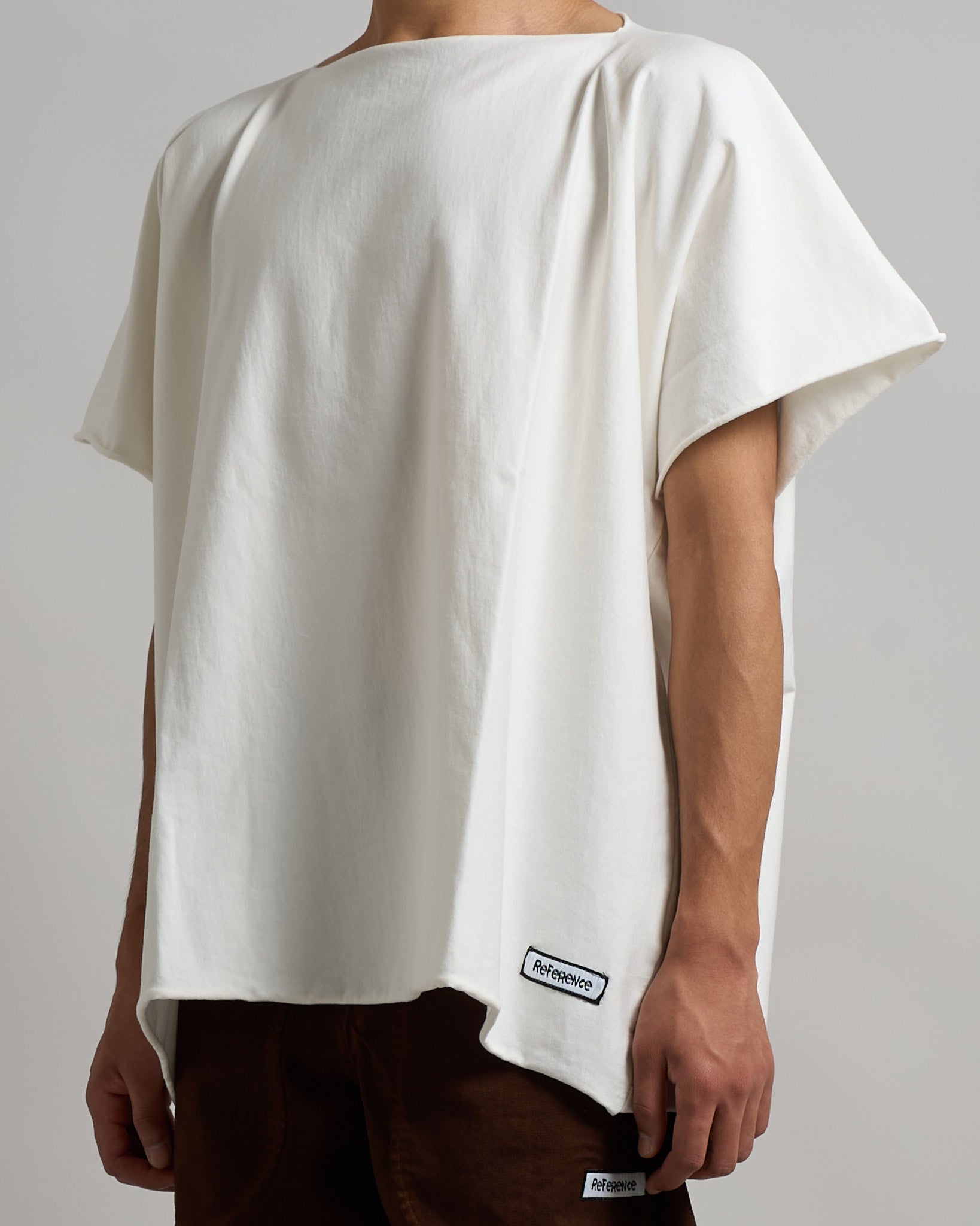 T-Shirt Scollo a barca taglio vivo