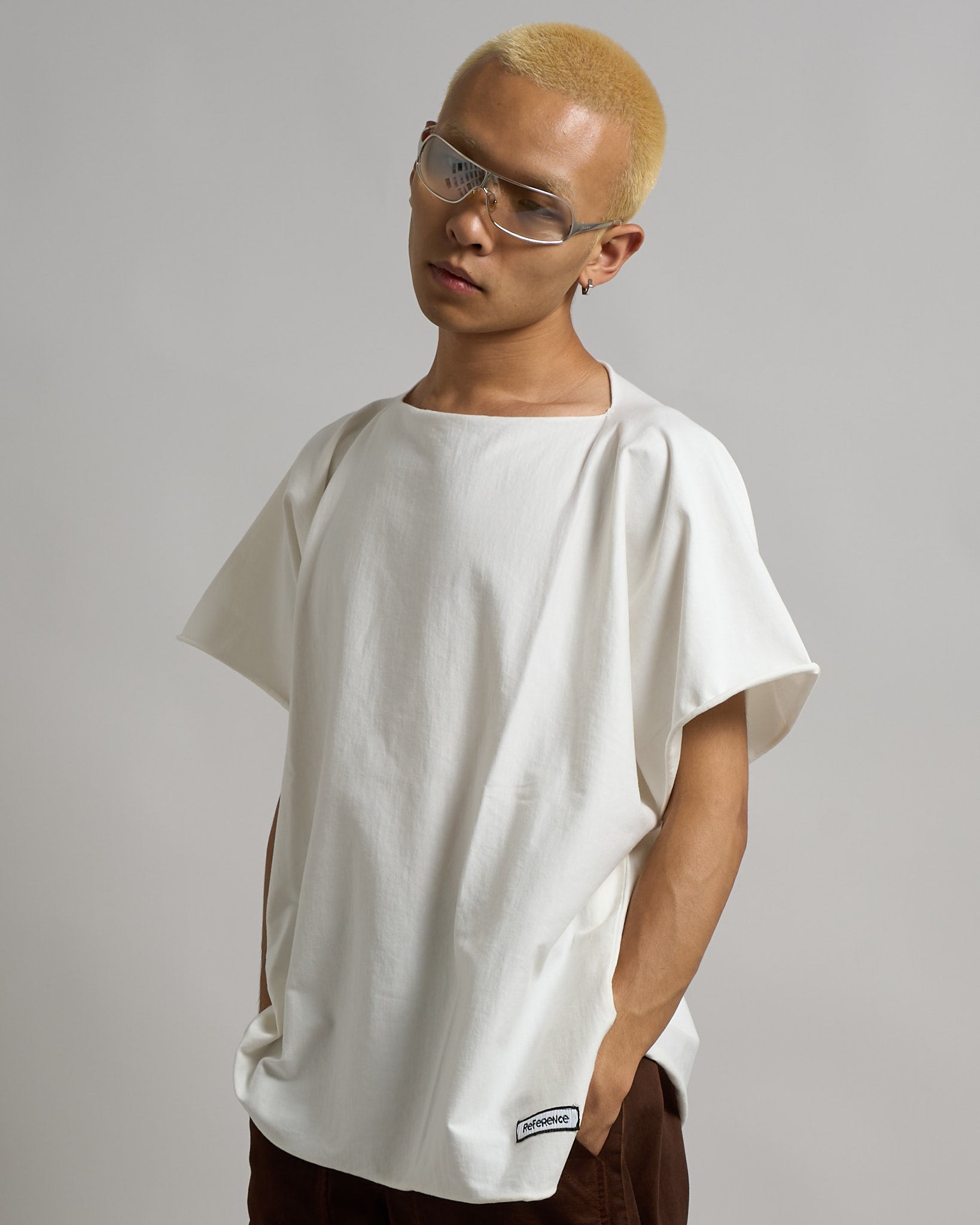 T-Shirt Scollo a barca taglio vivo